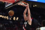 强硬！杨瀚森冲击篮下挑篮不中 二次进攻暴扣得手