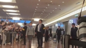 世界杯遭巴西淘汰！日本国家队回国，球迷热情欢呼接机！